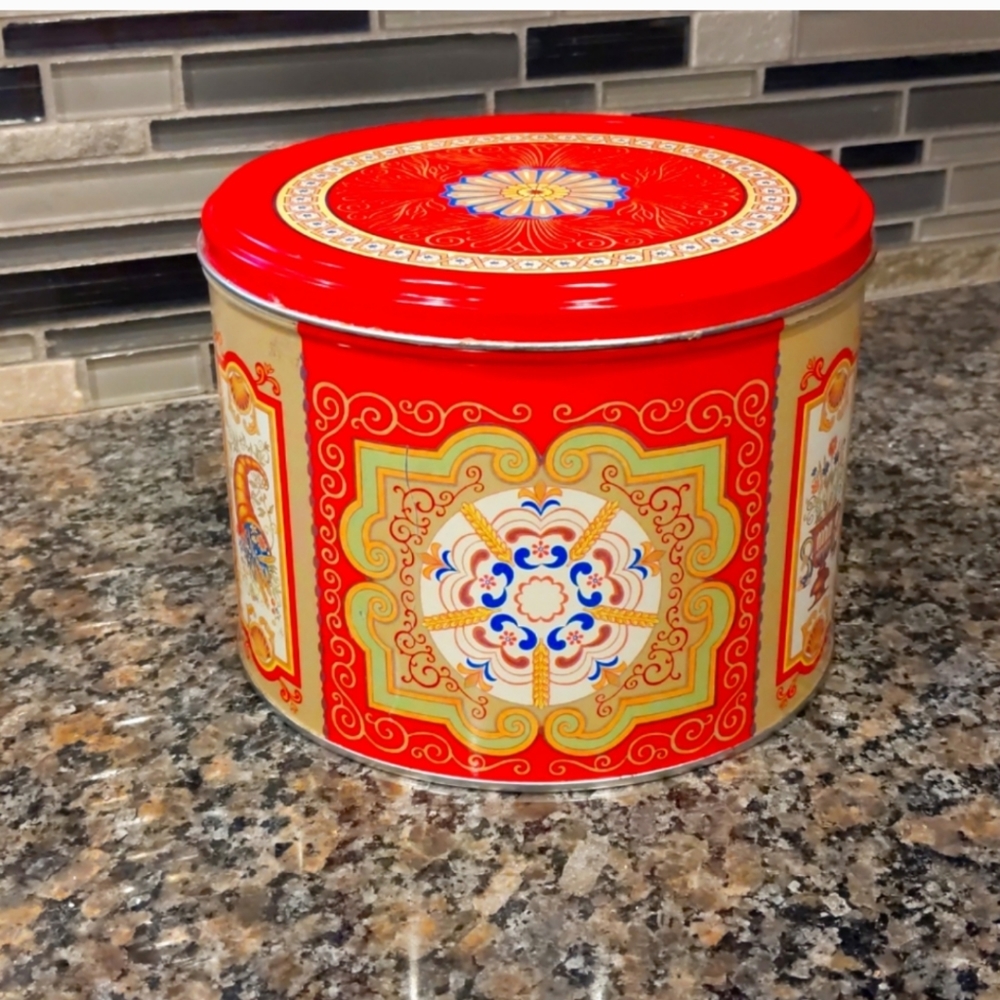 Nyakers swedish ginger snaps tin vintage